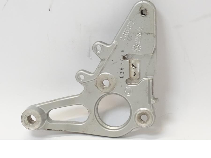 Snett nerifrån på Fotpinnefäste från en BMW R 1150 RS -2004 motorcykel.