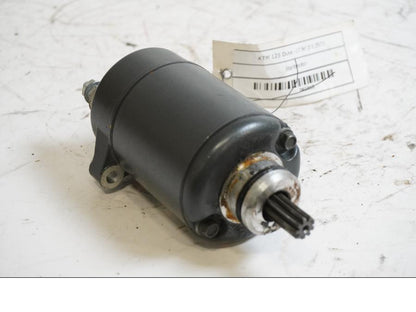 Framsidan på Startmotor från en KTM 125 Duke -2017 motorcykel.