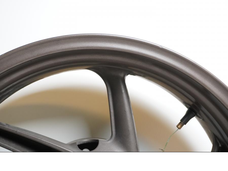 Snett uppifrån på Fälg från en Cagiva Raptor 1000 -2002 motorcykel.