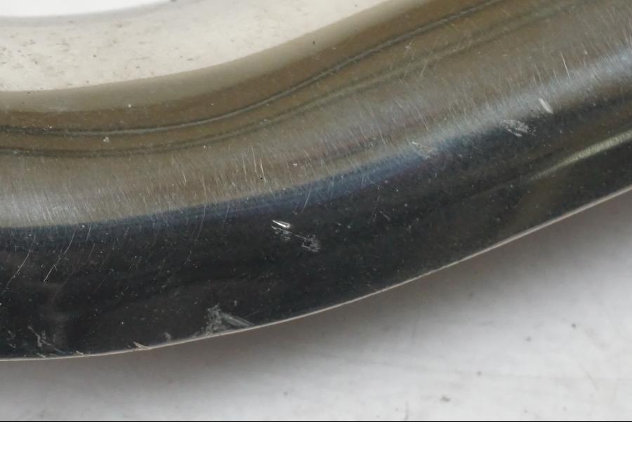 Snett nerifrån på Värmeskydd från en Suzuki SV 650 S -2005 motorcykel.