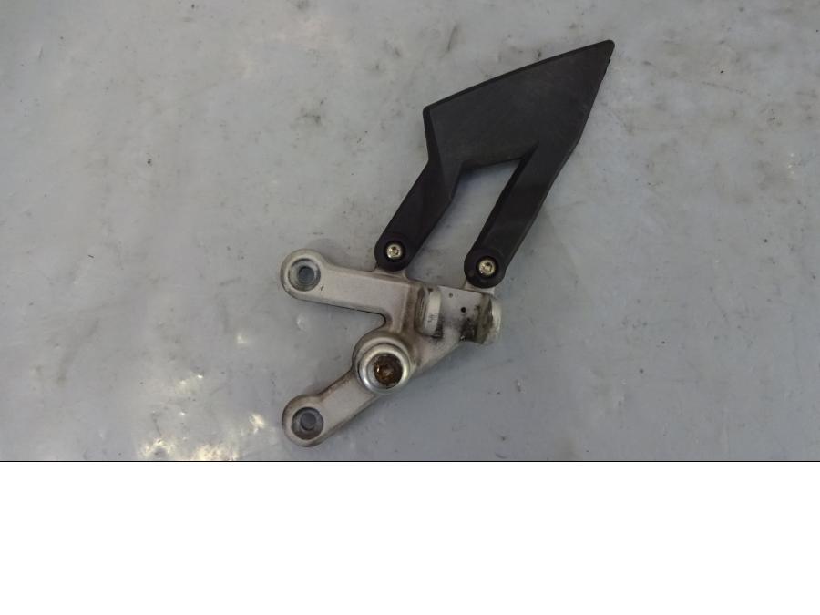 Framsidan på Fotpinnefäste från en KTM 990 Super Duke -2009 motorcykel.