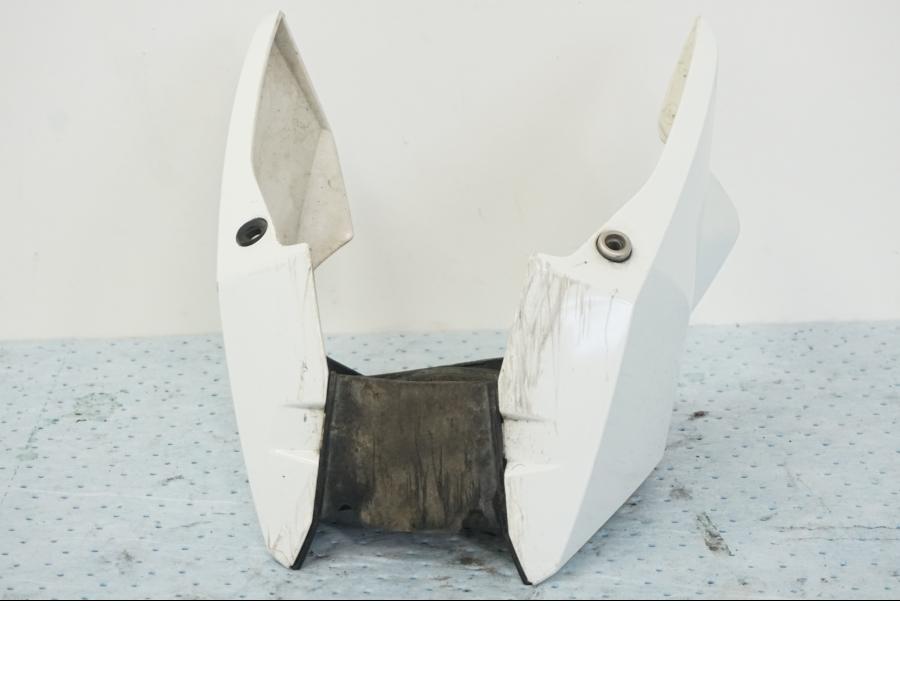 Snett uppifrån på Magkåpa från en KTM 690 Duke -2008 motorcykel.