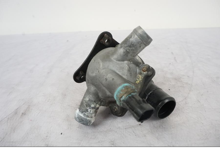 Snett uppifrån på Vattentermostathus från en Kawasaki VN 1500 -2003 motorcykel.