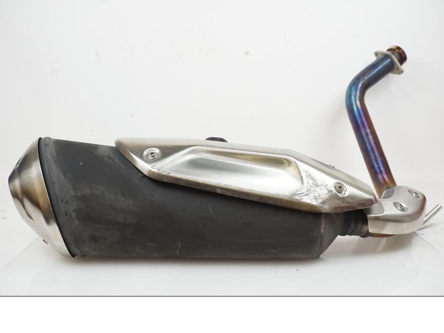 Baksidan på Ljuddämpare från en BMW G 310 GS -2022 motorcykel.