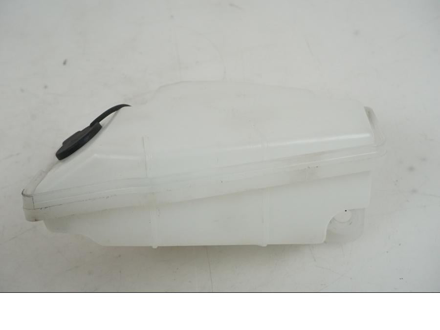 Baksidan på Vattenexpansionskärl från en BMW F 750 GS -2019 motorcykel.