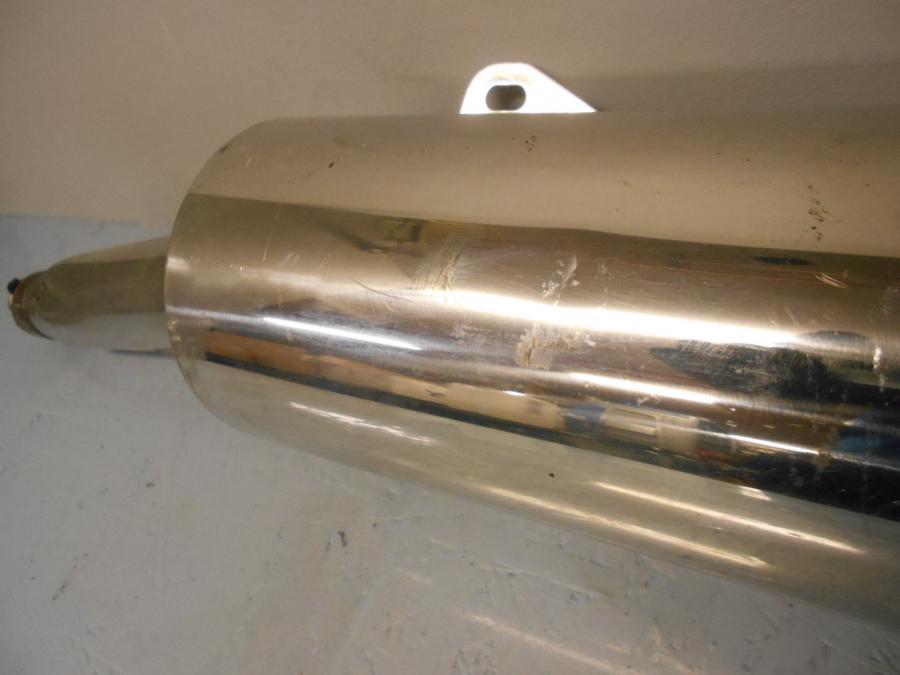 Baksidan på Ljuddämpare från en Kawasaki ZZR 1200 -2004 motorcykel.