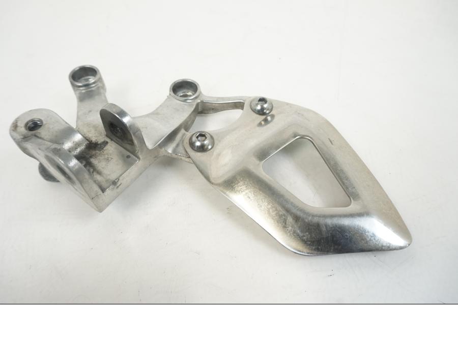 Snett uppifrån på Fotpinnefäste från en Triumph Speed Triple -2009 motorcykel.