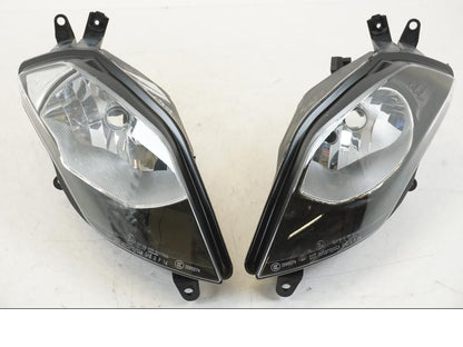 Framsidan på Strålkastare från en BMW S 1000 XR -2014 motorcykel.