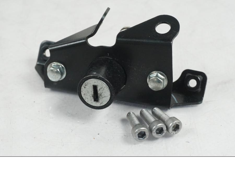 Baksidan på <p>Låssats från Kawasaki ER-6N ABS 2014.</p>

<p>1st nyckel, tändningslås, sadellås, tanklock.</p>

<p>(småmärken finns på locket).</p> motorcykel.