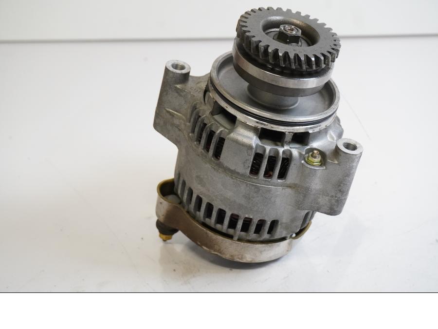 Framsidan på Generator från en Suzuki GSX 600 F -2000 motorcykel.