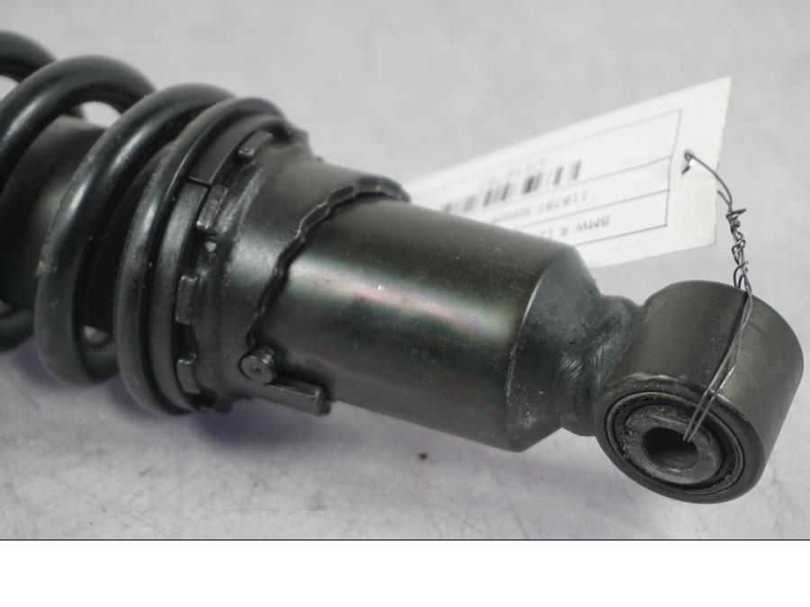 Baksidan på Stötdämpare från en BMW R 1200 GS -2005 motorcykel.