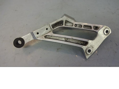 Baksidan på Fotpinnefäste från en Yamaha FJR 1300 -2003 motorcykel.