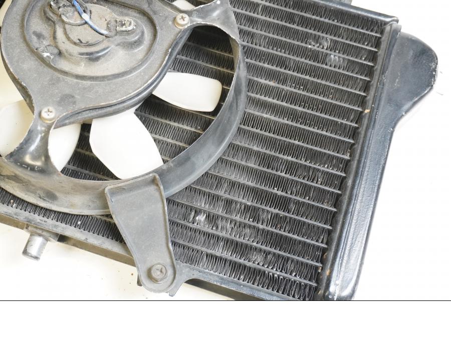 Baksidan på Vattenkyl från en Kawasaki ZXR 750 -1989 motorcykel.