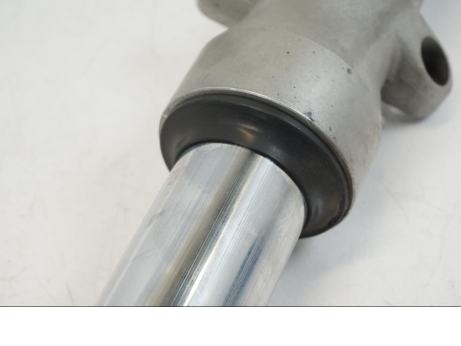 Snett uppifrån på Gaffelben från en Honda CB 750 -2002 motorcykel.