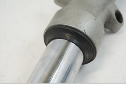 Snett uppifrån på Gaffelben från en Honda CB 750 -2002 motorcykel.