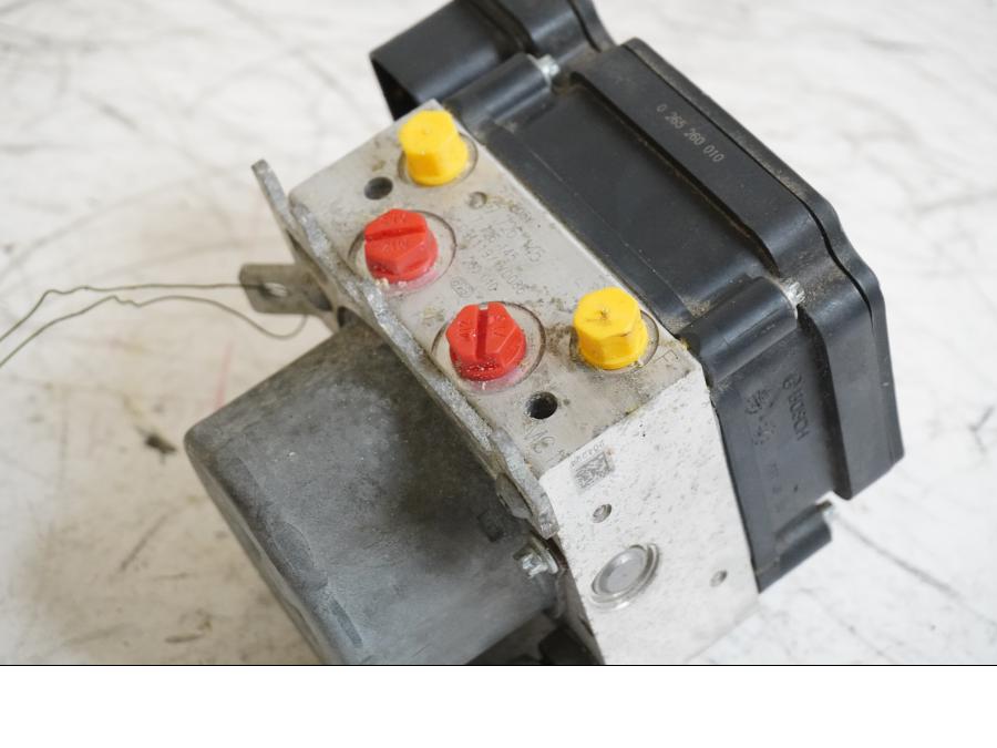 Baksidan på ABS Modulator från en BMW S 1000 RR -2010 motorcykel.