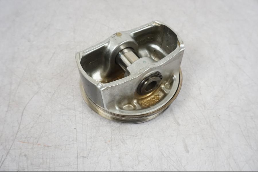 Vänster sida på Kolv från en BMW R 1200 GS -2010 motorcykel.