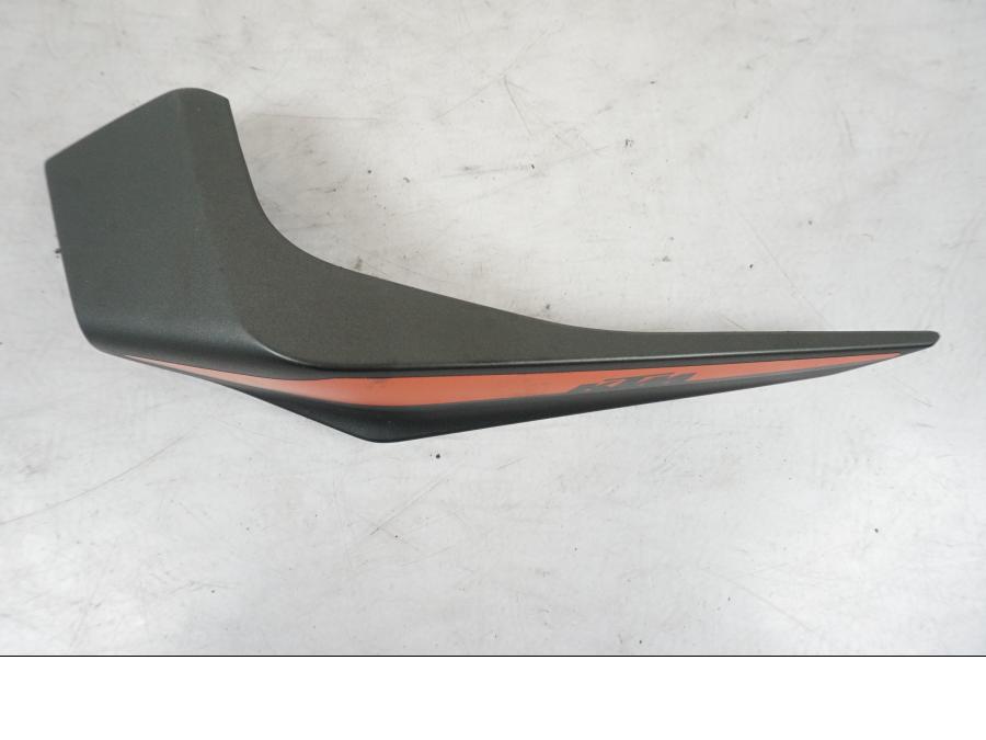 Baksidan på Strålkastarkåpa från en KTM 125 Duke -2022 motorcykel.