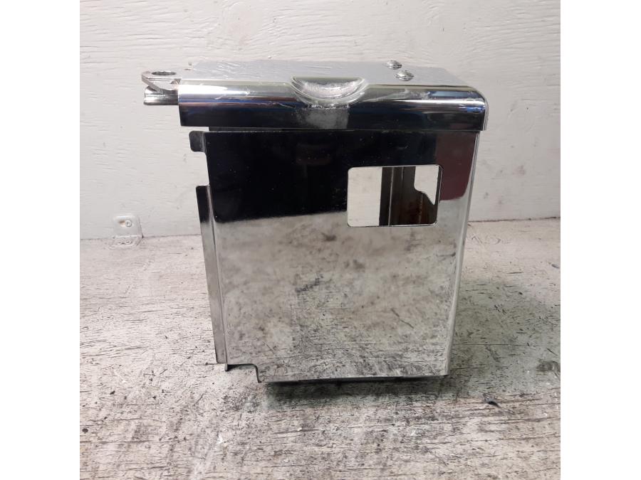 Framsidan på Batterihållare från en Suzuki LS 650 -2002 motorcykel.