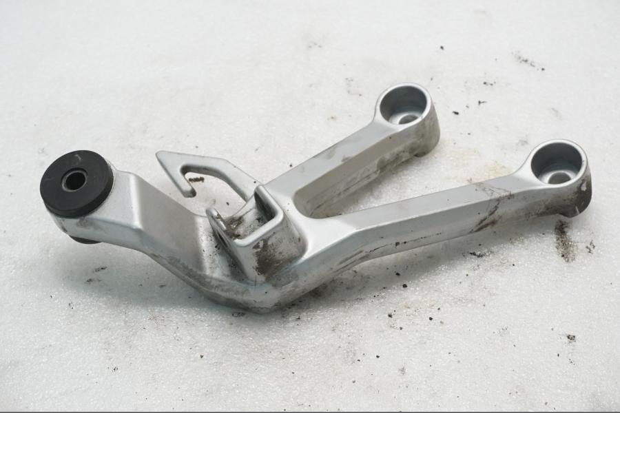 Framsidan på Fotpinnefäste från en Suzuki SV 650 -2006 motorcykel.