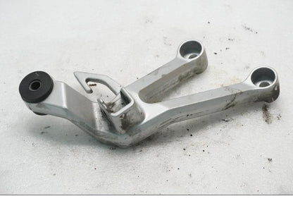 Framsidan på Fotpinnefäste från en Suzuki SV 650 -2006 motorcykel.