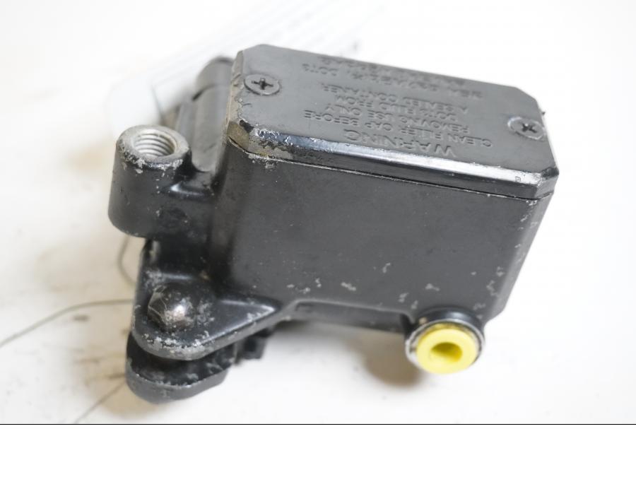 Baksidan på Bromshuvudcylinder från en Hyosung GT 650 -2006 motorcykel.