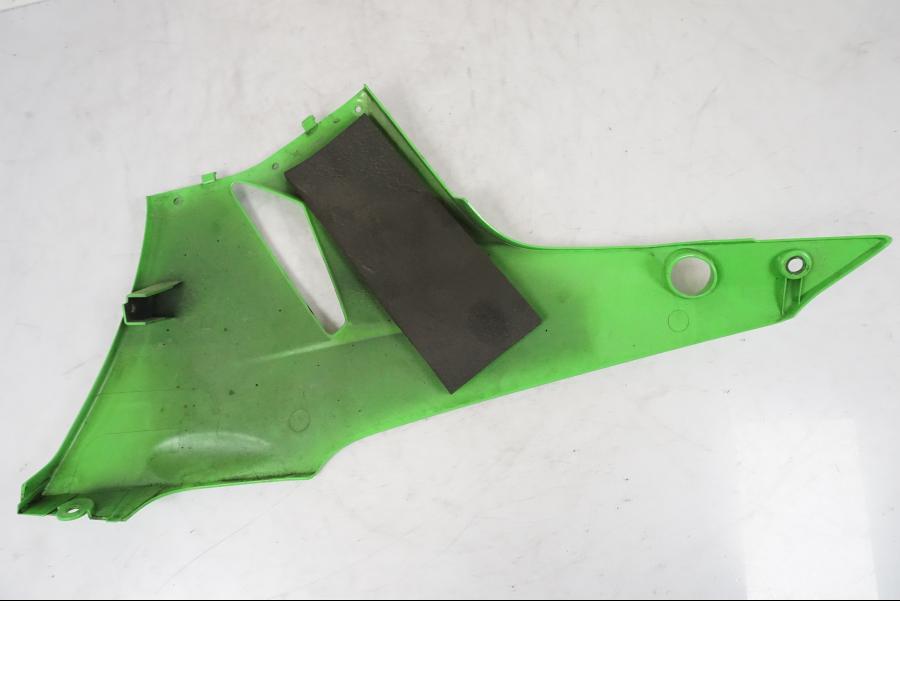 Snett nerifrån på Magkåpa från en Kawasaki ZX-6R -2011 motorcykel.