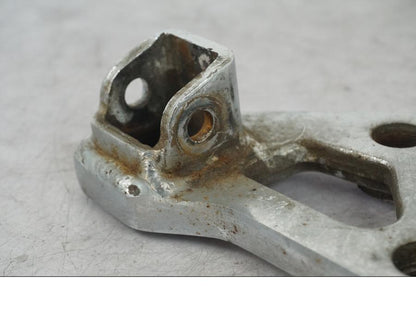 Baksidan på <p>Fotpinnefäste höger fram från Honda VF 750 C 1983.</p>

<p>Mindre ytliga repor samt lite ytrost se bilder.</p> motorcykel.