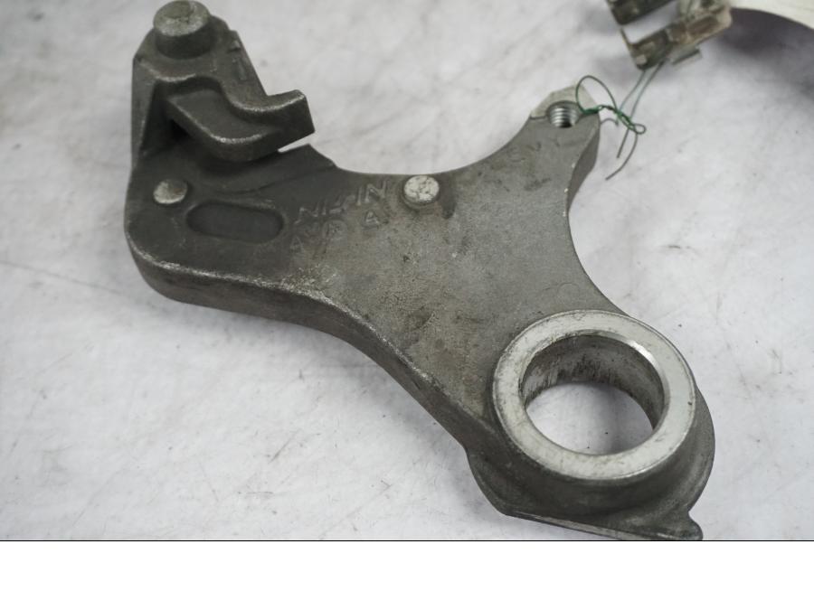 Vänster sida på Bromsoksfäste från en Yamaha YZF 1000 R1 -2004 motorcykel.