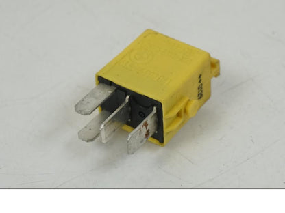 Snett nerifrån på Relä från en BMW F 650 CS -2002 motorcykel.