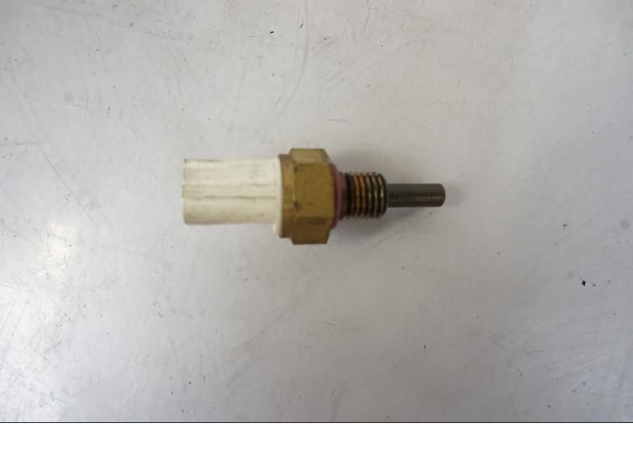 Höger sida på Vattentermostatgivare från en KTM 790 Duke -2019 motorcykel.