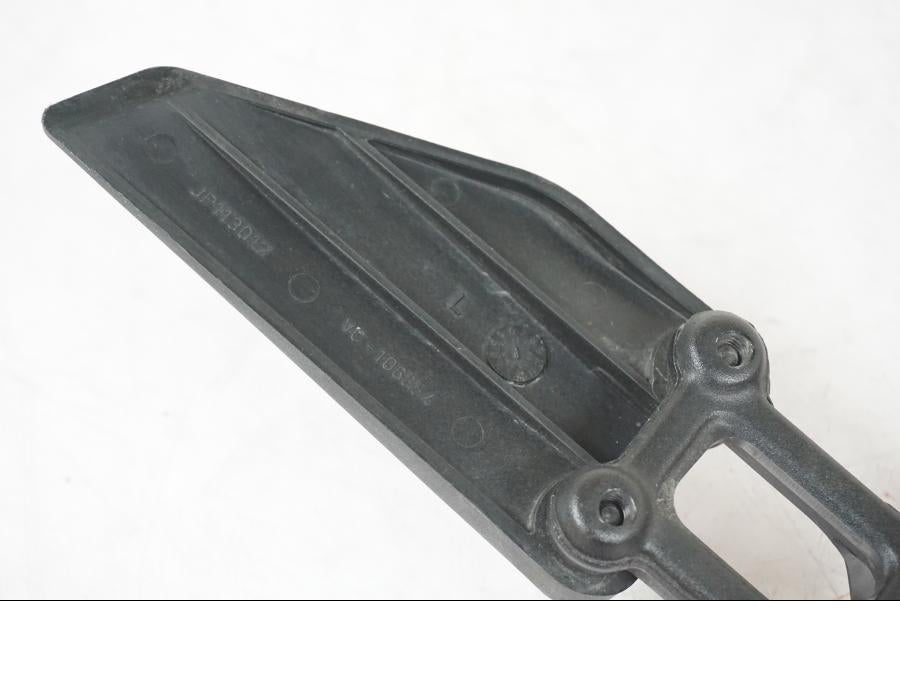 Snett uppifrån på Fotpinnefäste från en KTM 390 Duke -2018 motorcykel.