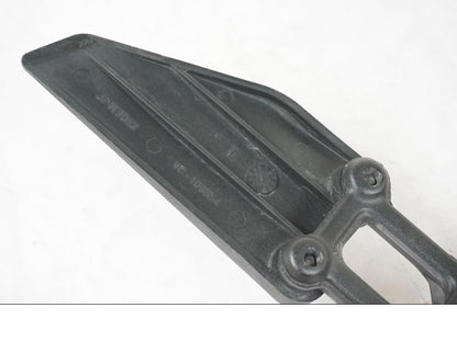 Snett uppifrån på Fotpinnefäste från en KTM 390 Duke -2018 motorcykel.