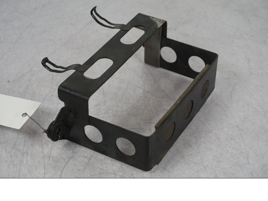 Vänster sida på Batterihållare från en Suzuki VZ 800 -2000 motorcykel.