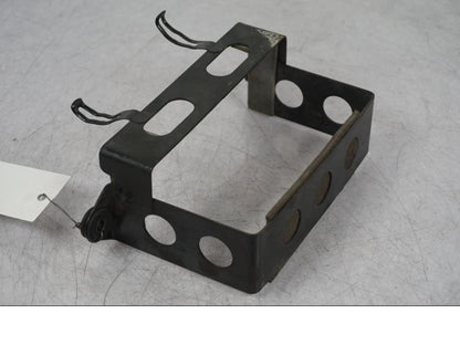 Vänster sida på Batterihållare från en Suzuki VZ 800 -2000 motorcykel.