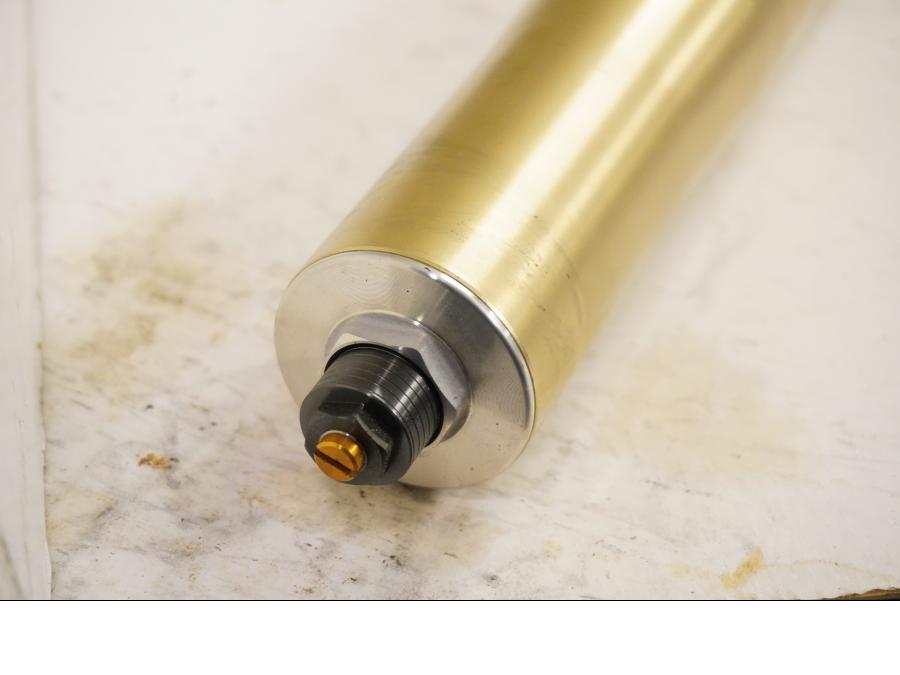 Vänster sida på Gaffelben från en Kawasaki ZZ-R 1400 -2010 motorcykel.