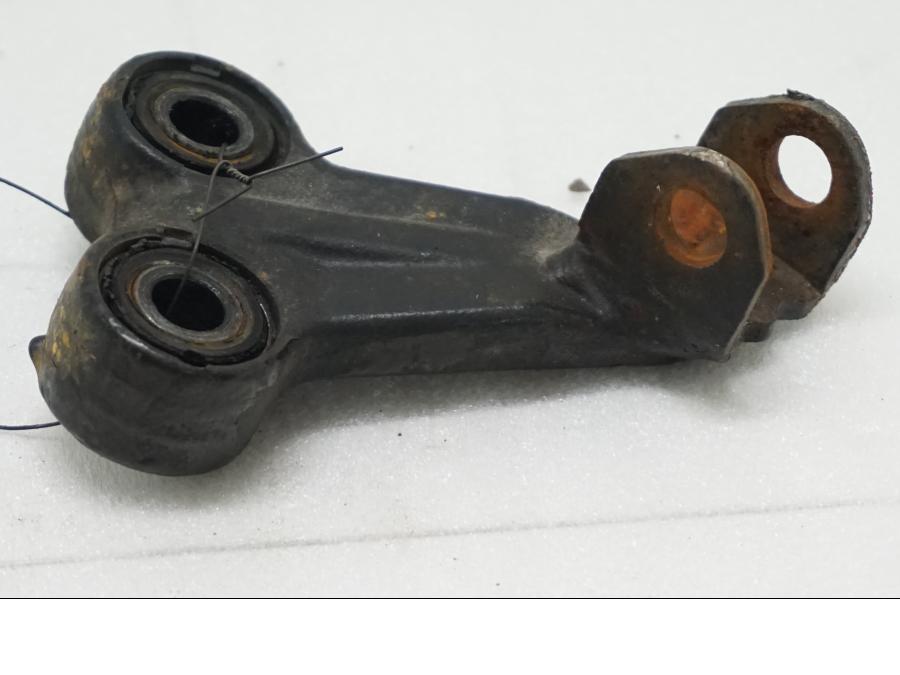 Framsidan på Fotpinnefäste från en Suzuki DR 650 -1996 motorcykel.