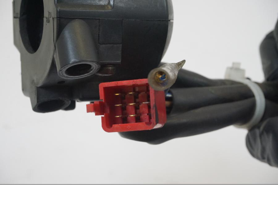 Snett nerifrån på Styrelreglage från en Honda CB 750 SF -1993 motorcykel.