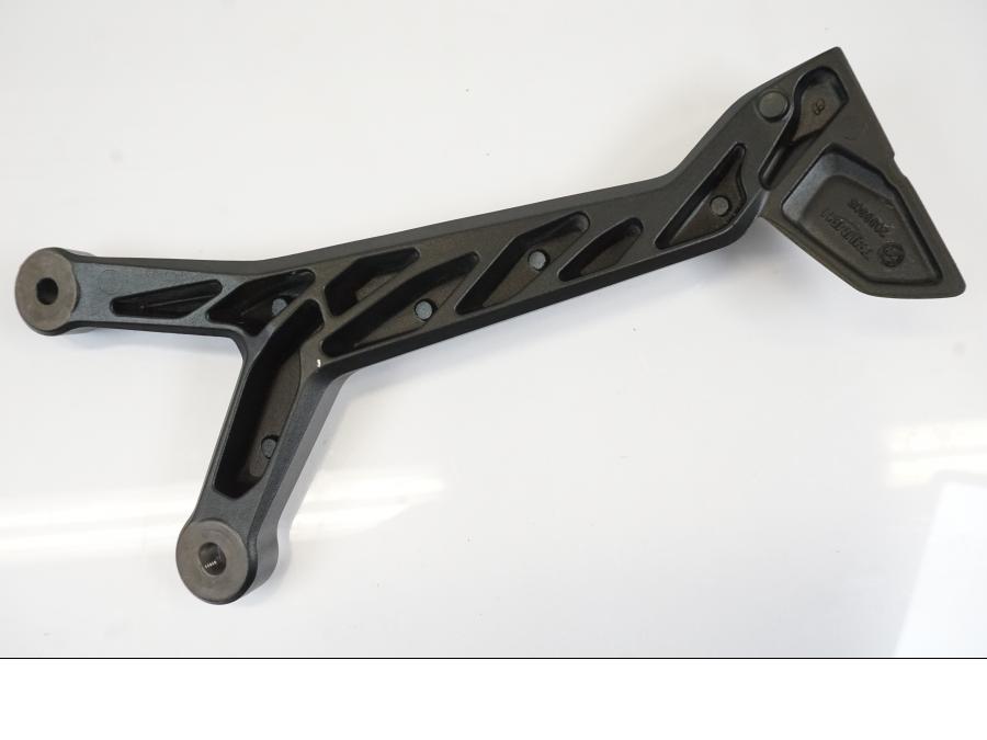 Snett uppifrån på Fotpinnefäste från en Triumph Trident -2021 motorcykel.