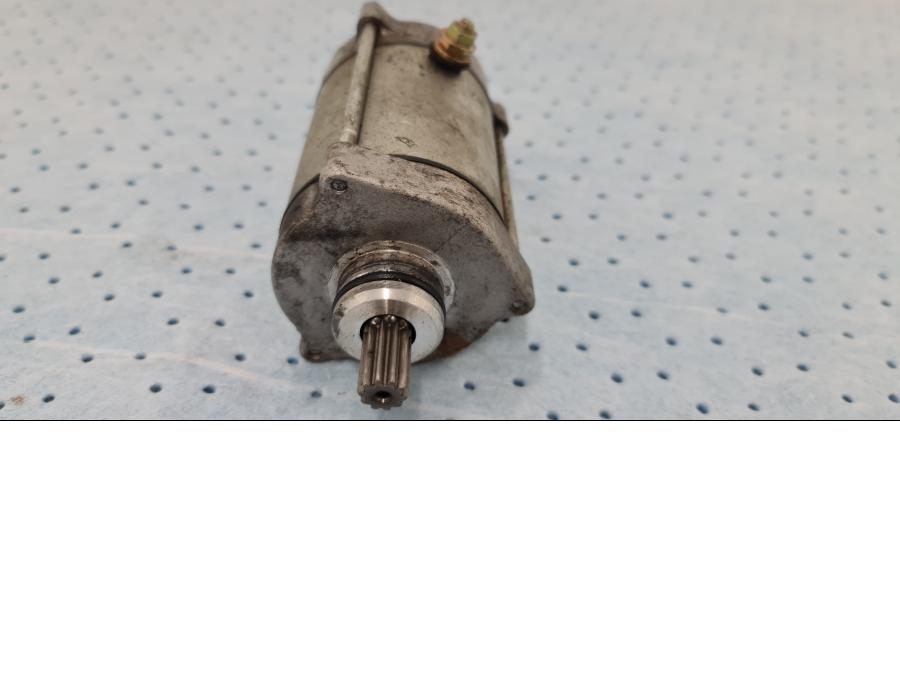 Höger sida på Startmotor från en Honda VT 1100 C -2000 motorcykel.