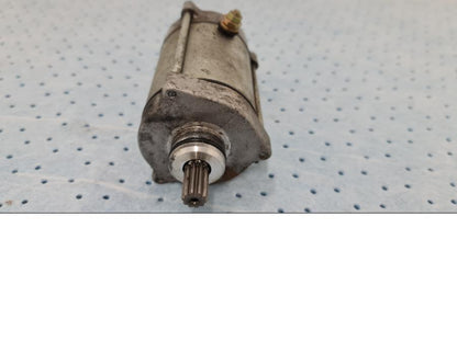 Höger sida på Startmotor från en Honda VT 1100 C -2000 motorcykel.