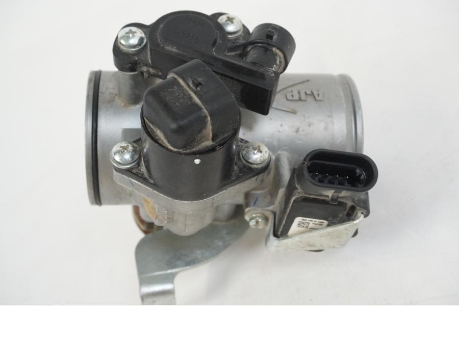 Vänster sida på Spjällhus från en AJP PR7 -2021 motorcykel.