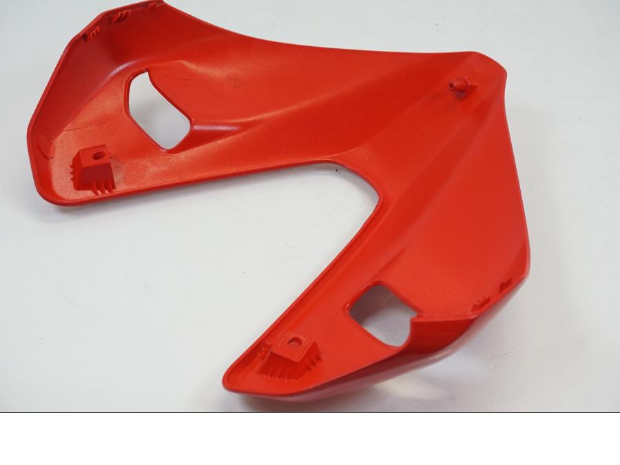 Vänster sida på Strålkastarkåpa från en Ducati Streetfighter V4 -2020 motorcykel.