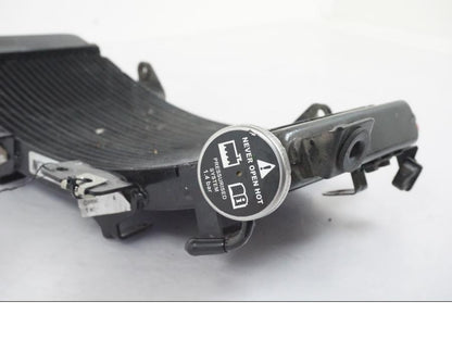 Snett uppifrån på Vattenkyl från en KTM 390 Adventure -2021 motorcykel.