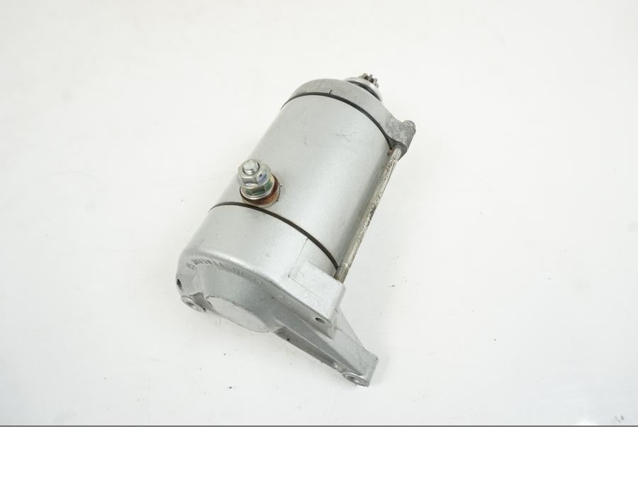 Framsidan på Startmotor från en Yamaha XJR 1300 -2007 motorcykel.