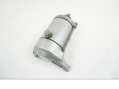 Framsidan på Startmotor från en Yamaha XJR 1300 -2007 motorcykel.