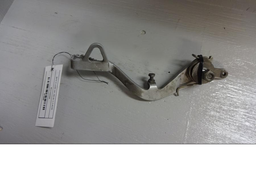 Baksidan på Bromspedal från en BMW R 1150 GS -1999 motorcykel.