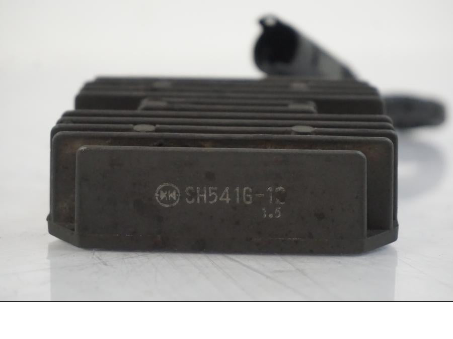 Snett uppifrån på Likriktare från en BMW F 650 CS -2002 motorcykel.