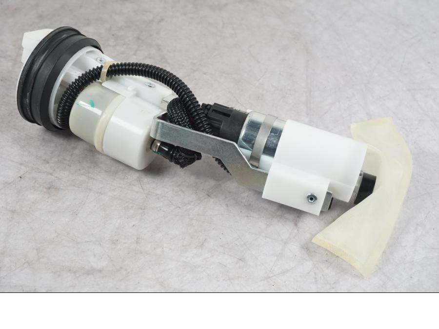 Snett uppifrån på Bensinpump insprut från en Ducati Multistrada V4 -2024 motorcykel.