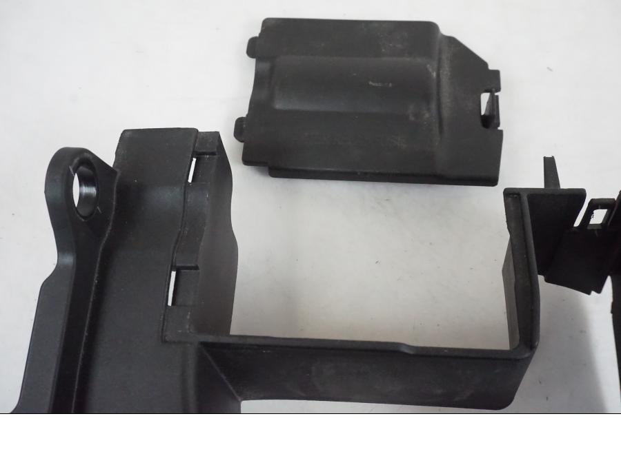 Vänster sida på Säkringshållarlock från en KTM 390 Adventure -2021 motorcykel.